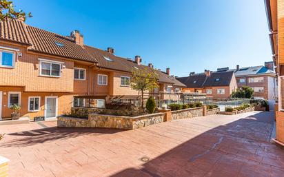 Vista exterior de Casa adosada en venda en Boadilla del Monte amb Aire condicionat, Calefacció i Jardí privat