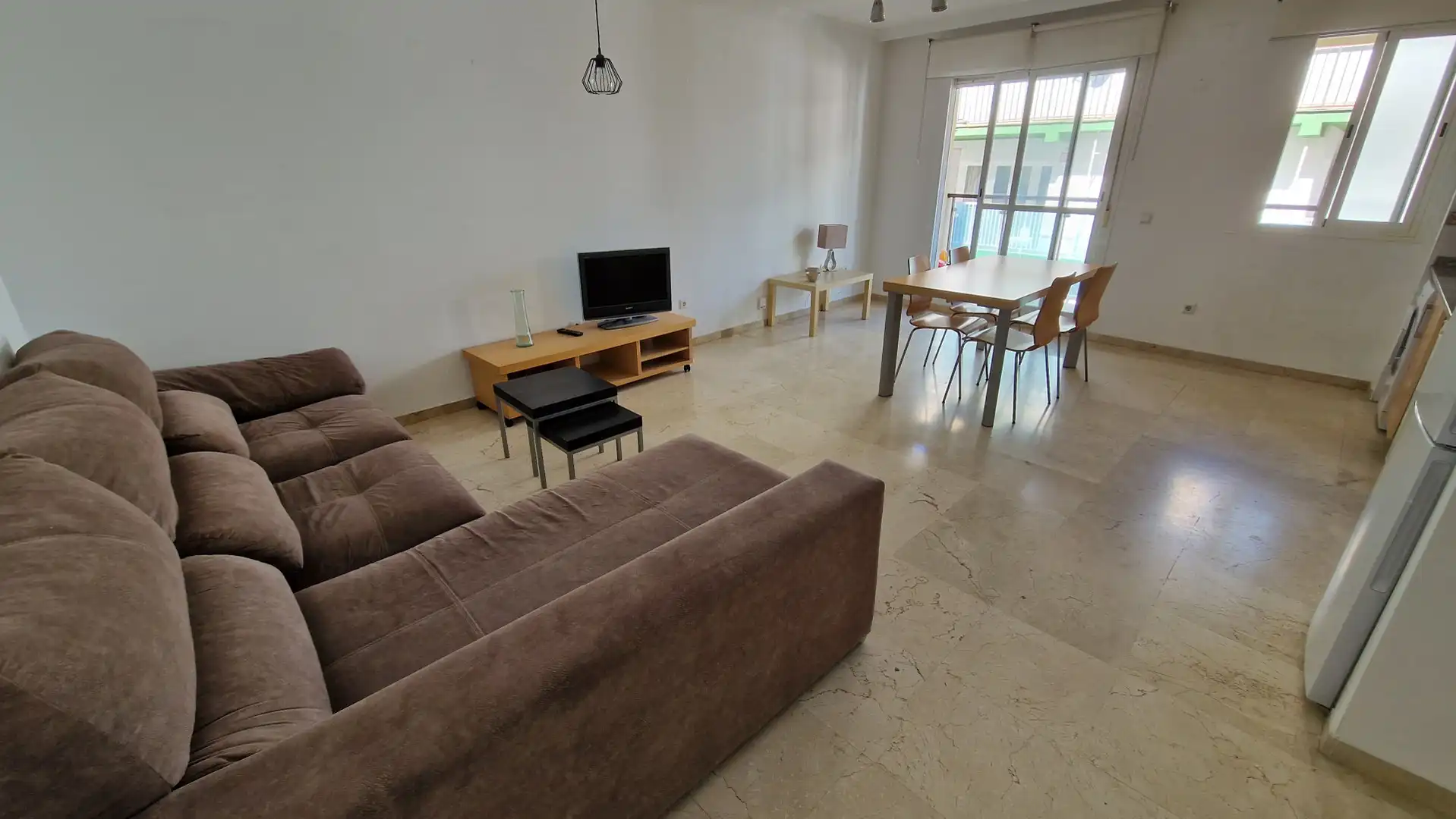 Sala d'estar de Apartament en venda en Estepona amb Aire condicionat, Terrassa i Moblat
