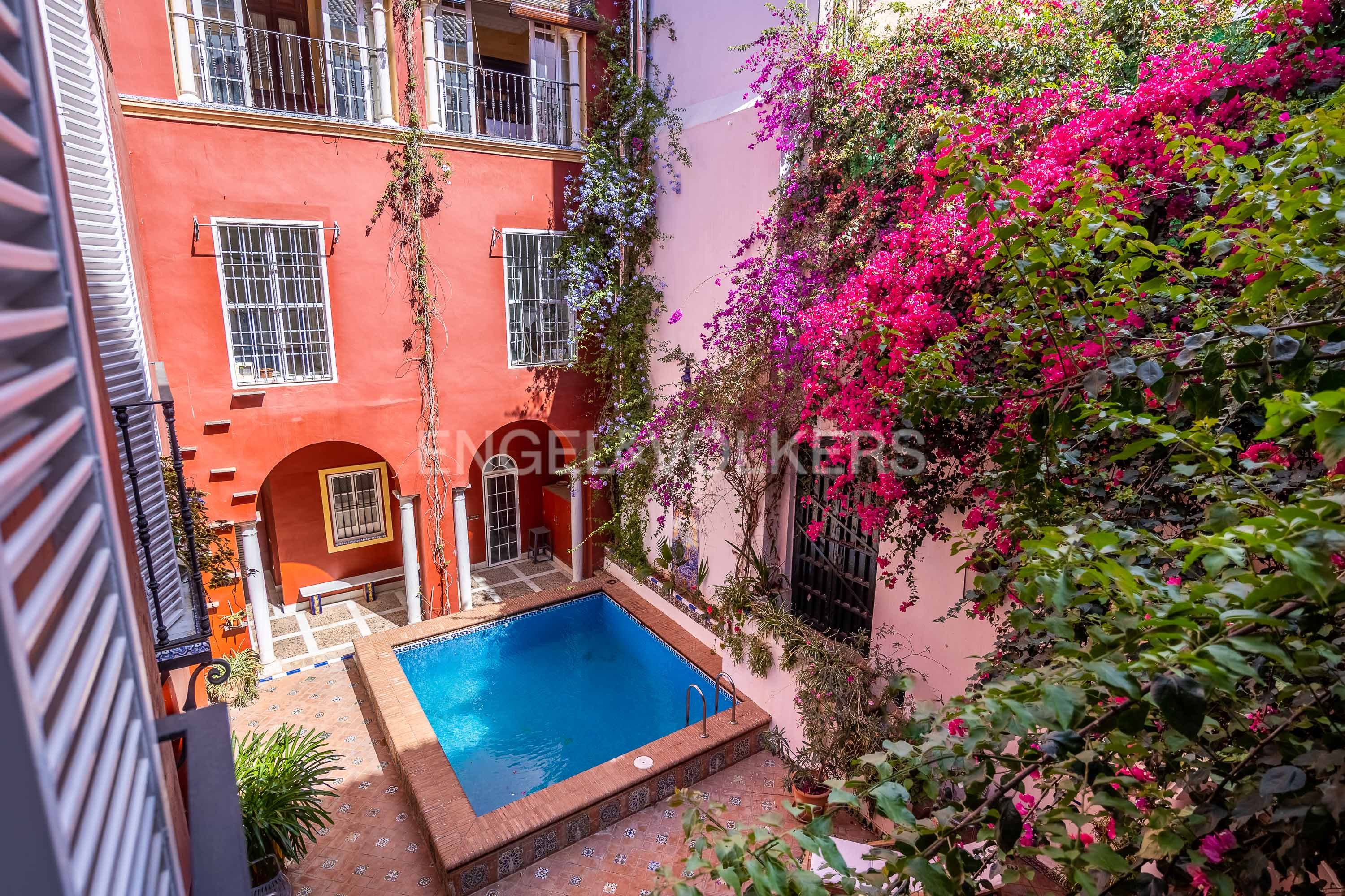 Exterior view of House or chalet for sale in  Sevilla Capital  with Air Conditioner, Heating and Private garden