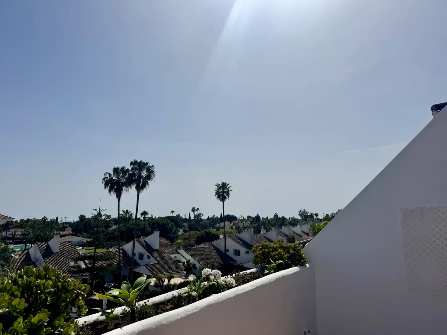Vista exterior de Àtic en venda en Marbella amb Aire condicionat, Terrassa i Piscina