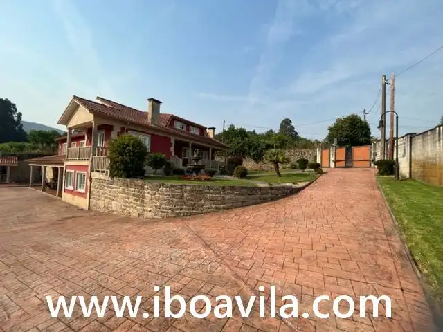 Vista exterior de Casa o xalet en venda en Pontevedra Capital  amb Jardí privat, Terrassa i Traster