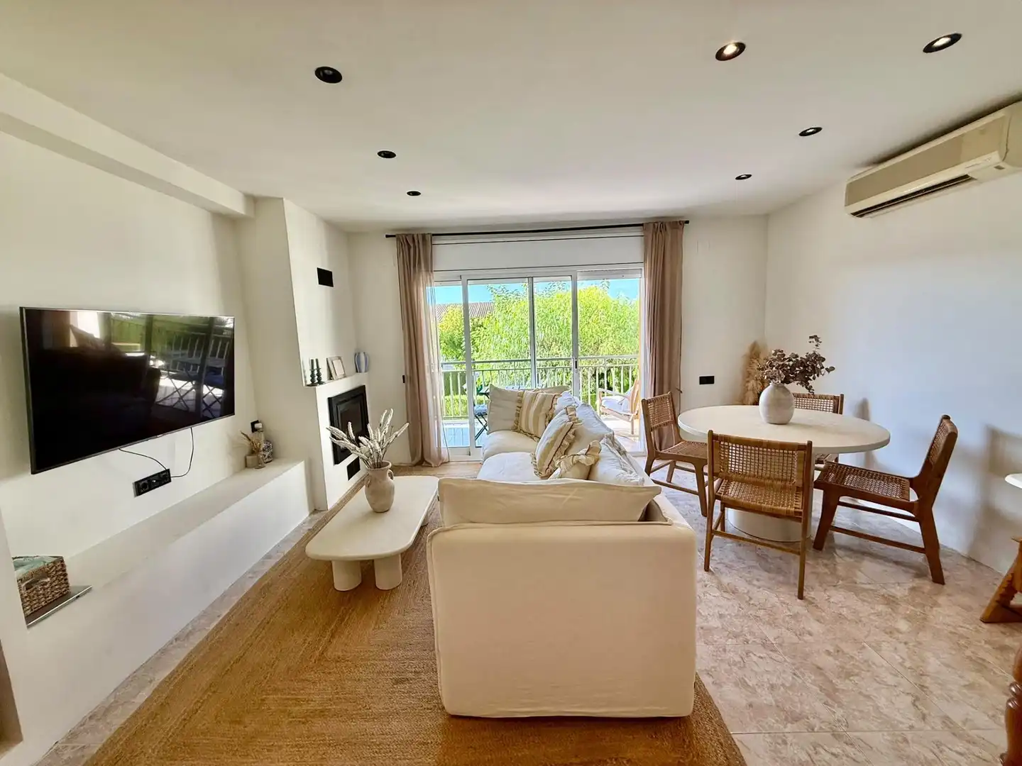 Sala de estar de Casa adosada en venta en Calafell con Aire acondicionado, Calefacción y Terraza