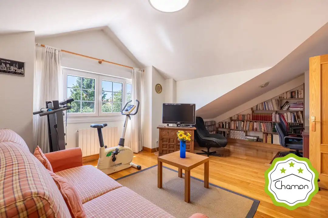 Sala de estar de Casa adosada en venta en Loiu con Calefacción y Jardín privado
