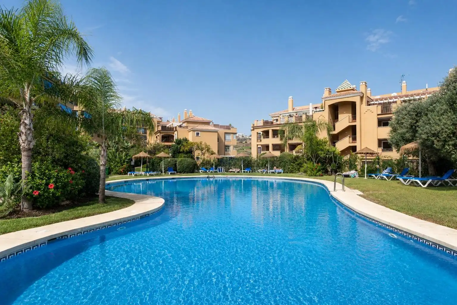 Vista exterior de Planta baixa en venda en Mijas amb Aire condicionat, Jardí privat i Terrassa