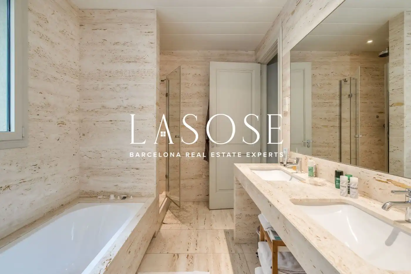 Badezimmer von Wohnung zur Miete in Barcelona mit Klimaanlage, Heizung und Parkett