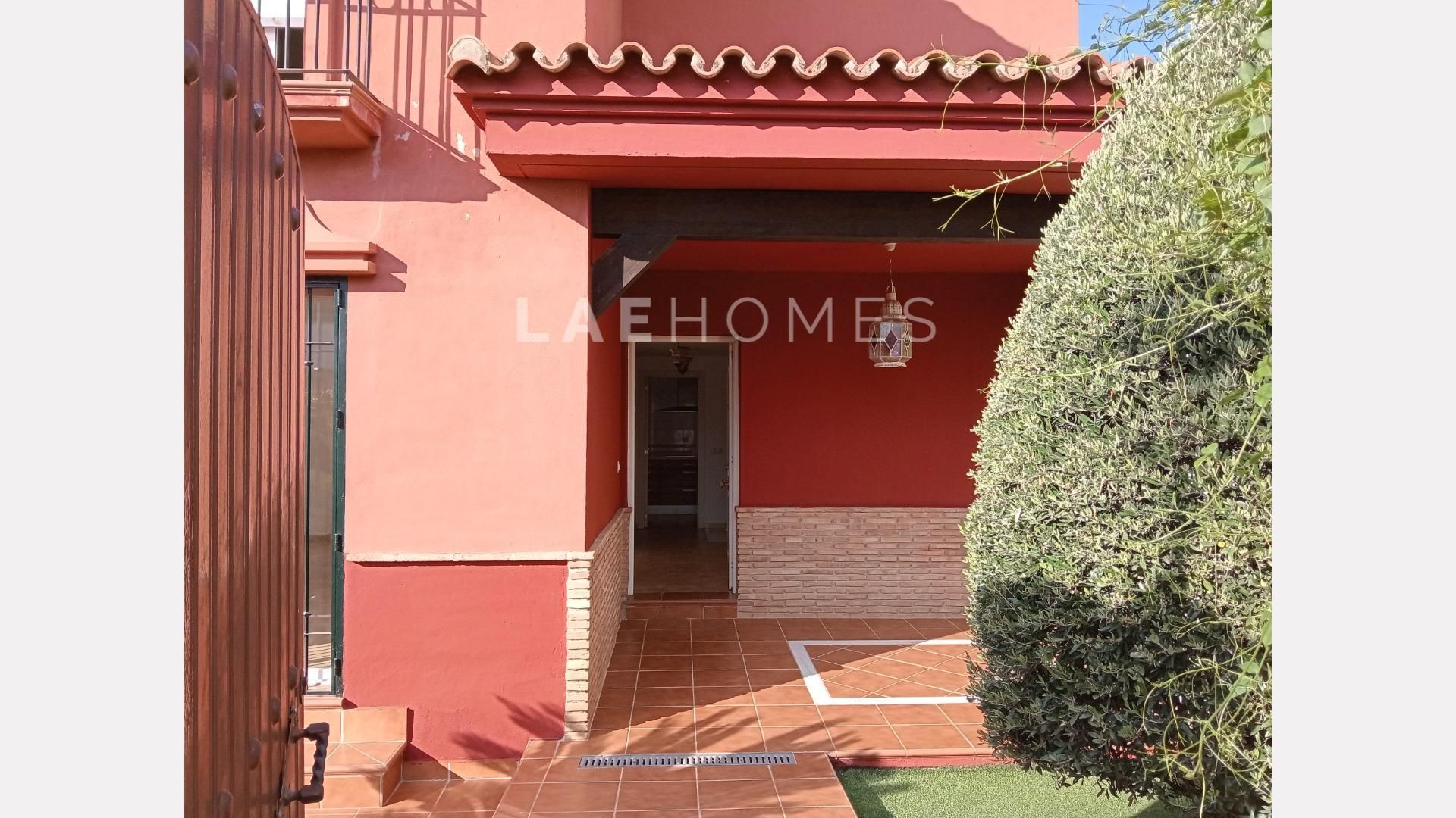 Vista exterior de Casa o xalet en venda en Alhaurín de la Torre amb Aire condicionat, Jardí privat i Terrassa