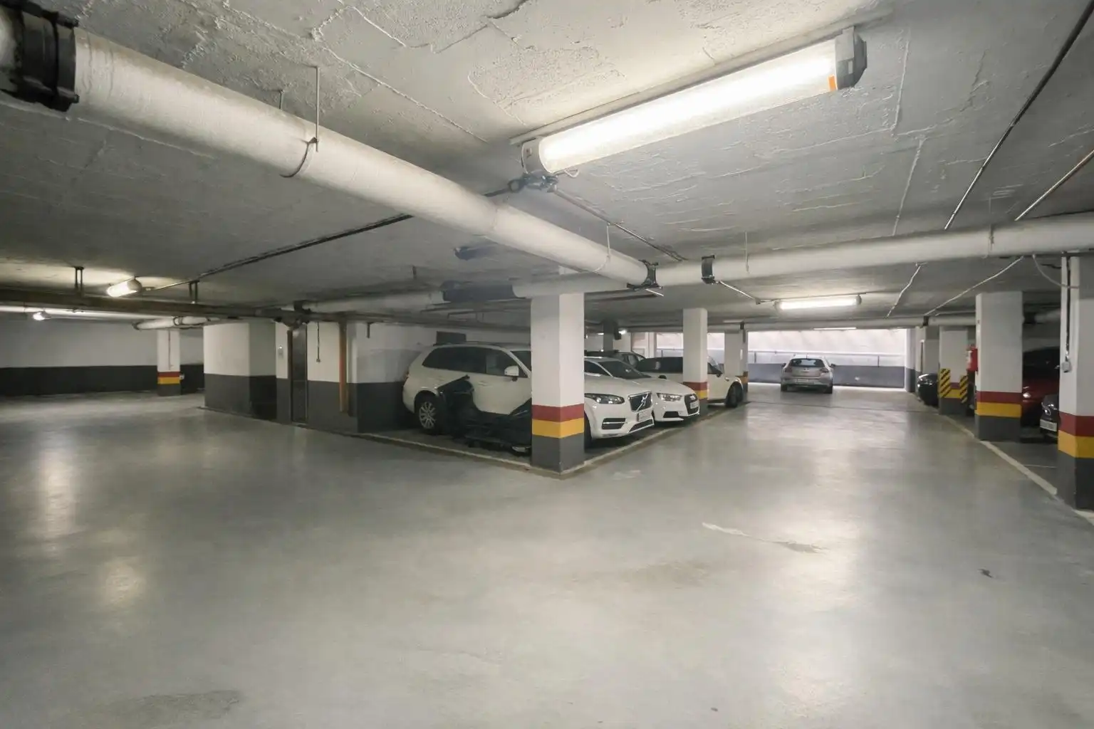 Parking de Piso de alquiler en Sevilla con Aire acondicionado, Terraza y Trastero