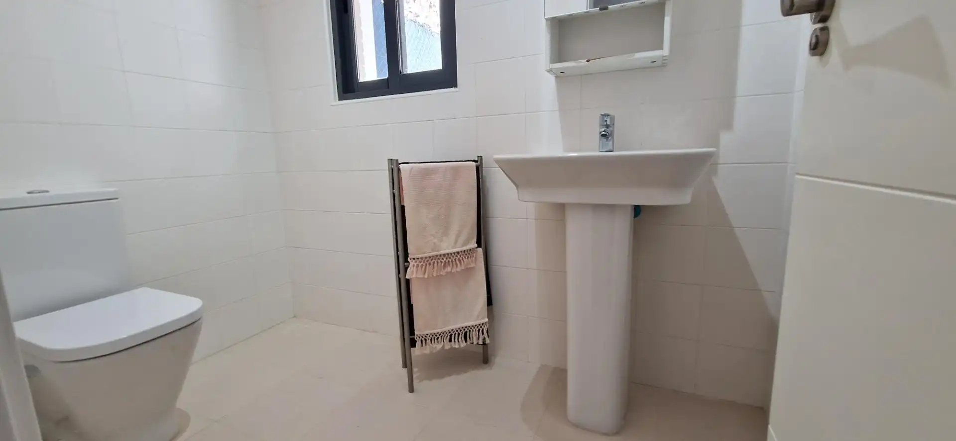 Badezimmer von Einfamilien-Reihenhaus zum Verkauf in Cullera mit Klimaanlage, Privatgarten und Terrasse