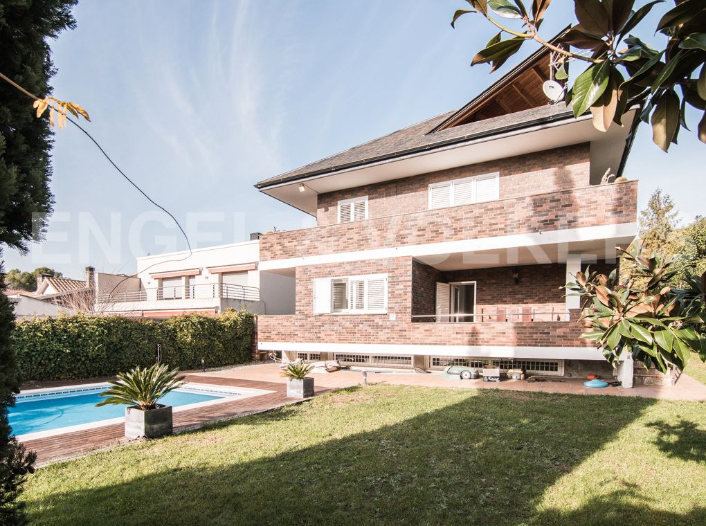 Vista exterior de Casa o xalet de lloguer en Sant Cugat del Vallès amb Aire condicionat, Calefacció i Jardí privat