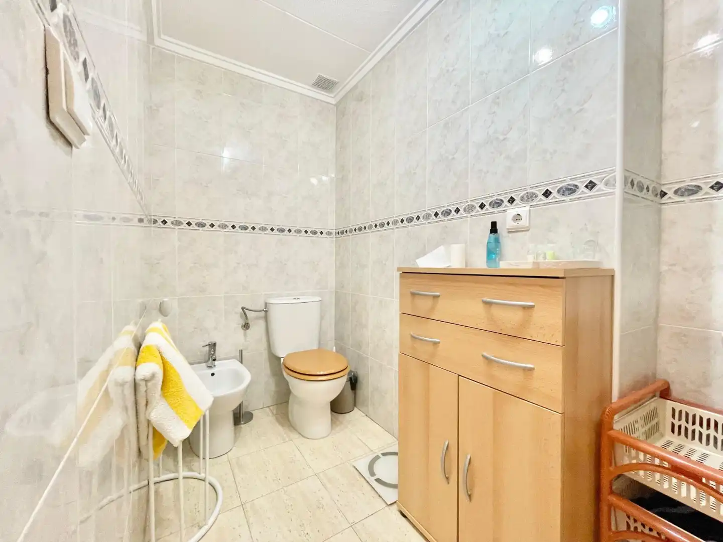 Bany de Apartament de lloguer en Torrevieja amb Calefacció, Terrassa i Piscina