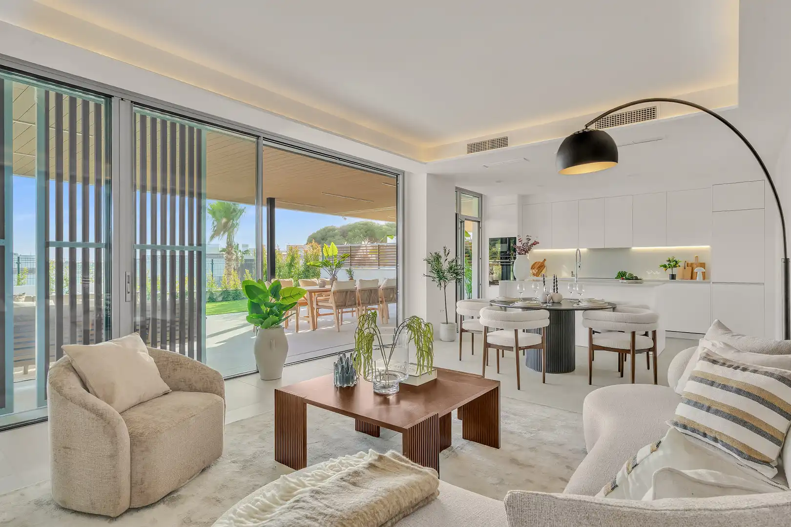 Living room of Ground floor for sale in Marbella  with Air Conditioner, Private garden and Terrace