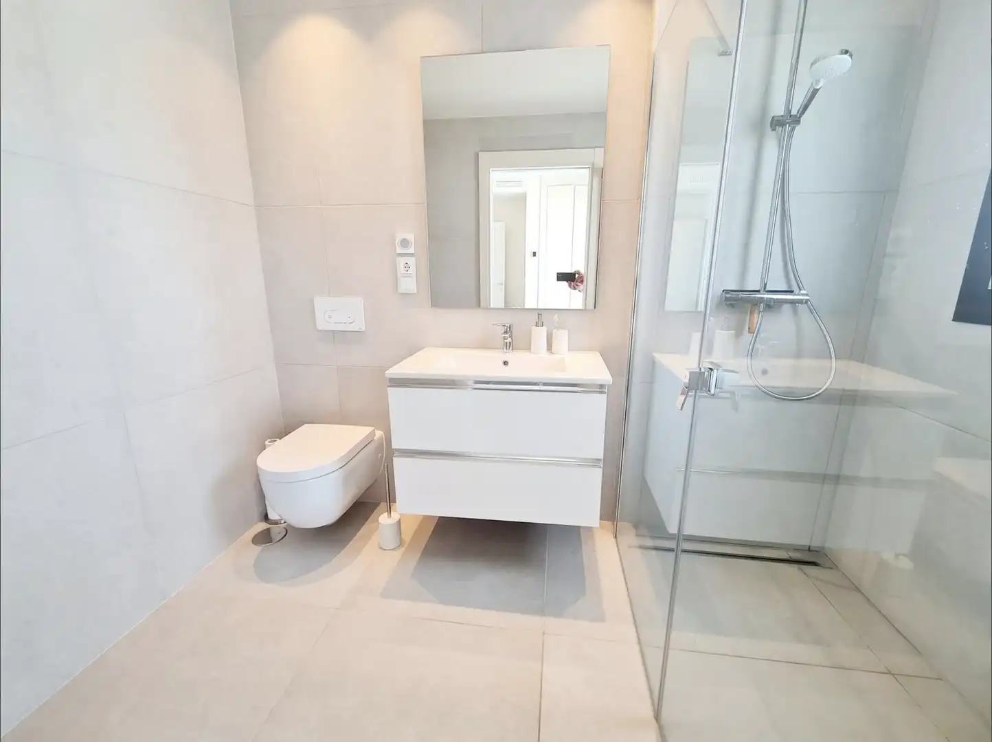 Baño de Apartamento de alquiler en Estepona con Aire acondicionado, Terraza y Amueblado