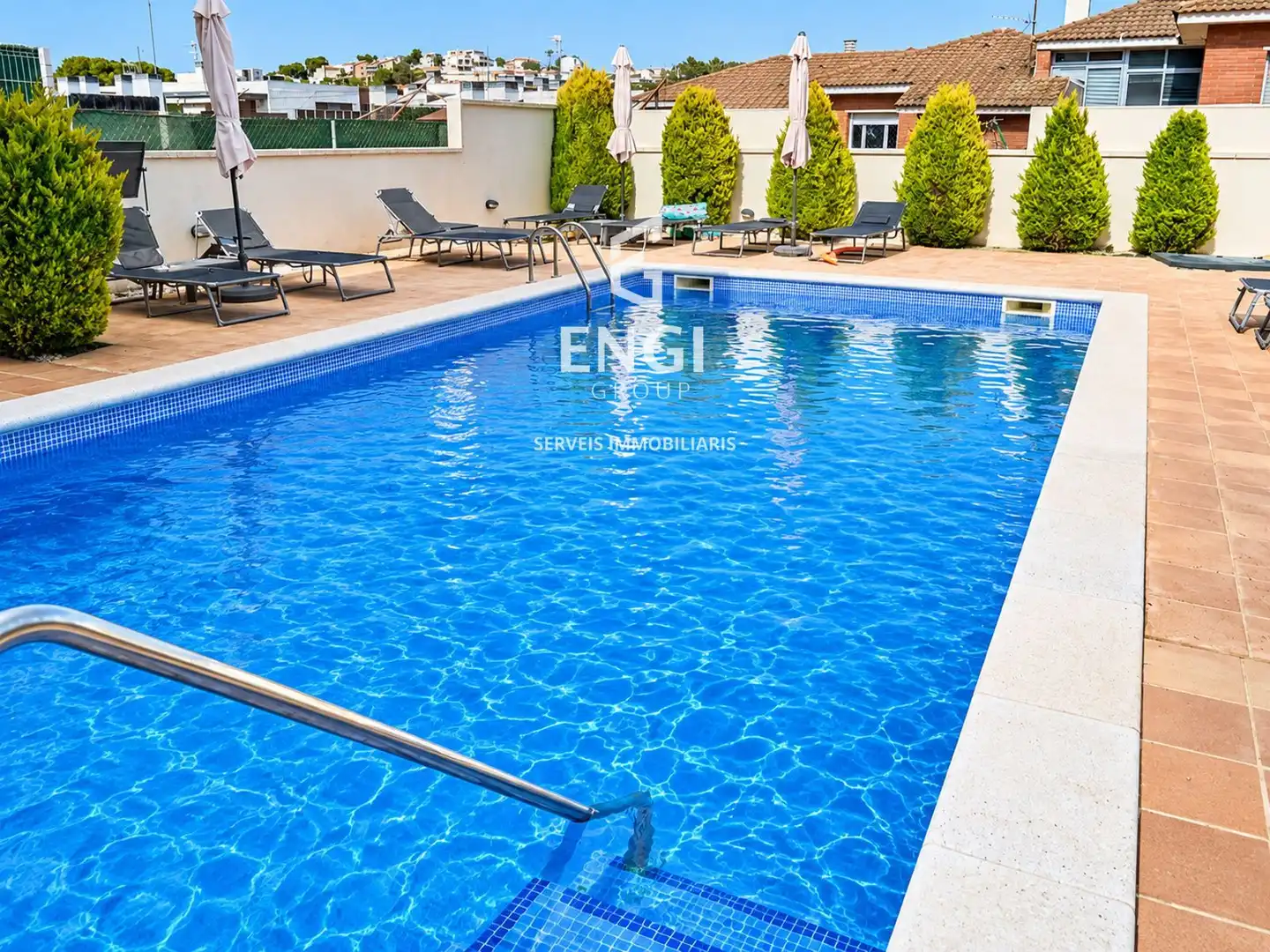 Flat with pool for sale in Rumania