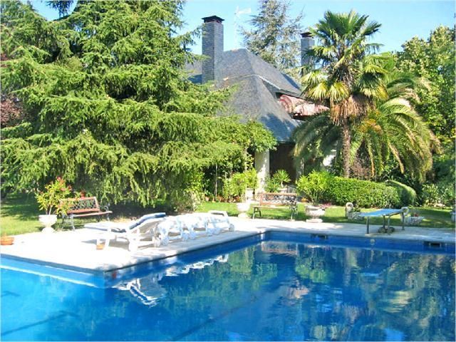 Piscina de Casa o xalet en venda en Boadilla del Monte amb Aire condicionat, Jardí privat i Traster