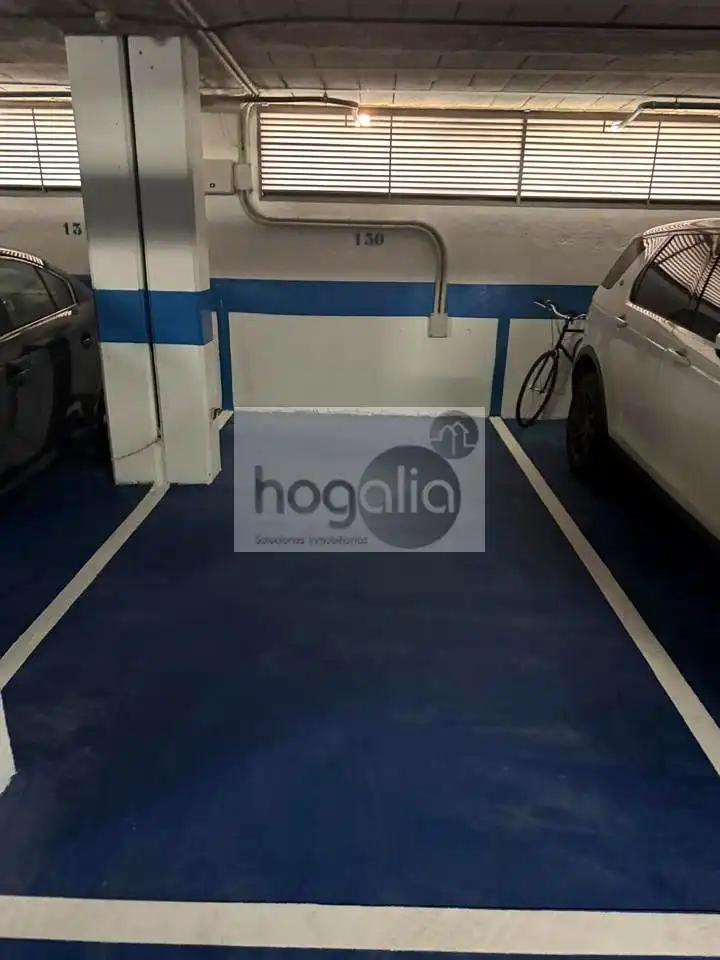 Aparcament de Pis de lloguer en Sevilla amb Aire condicionat i Piscina