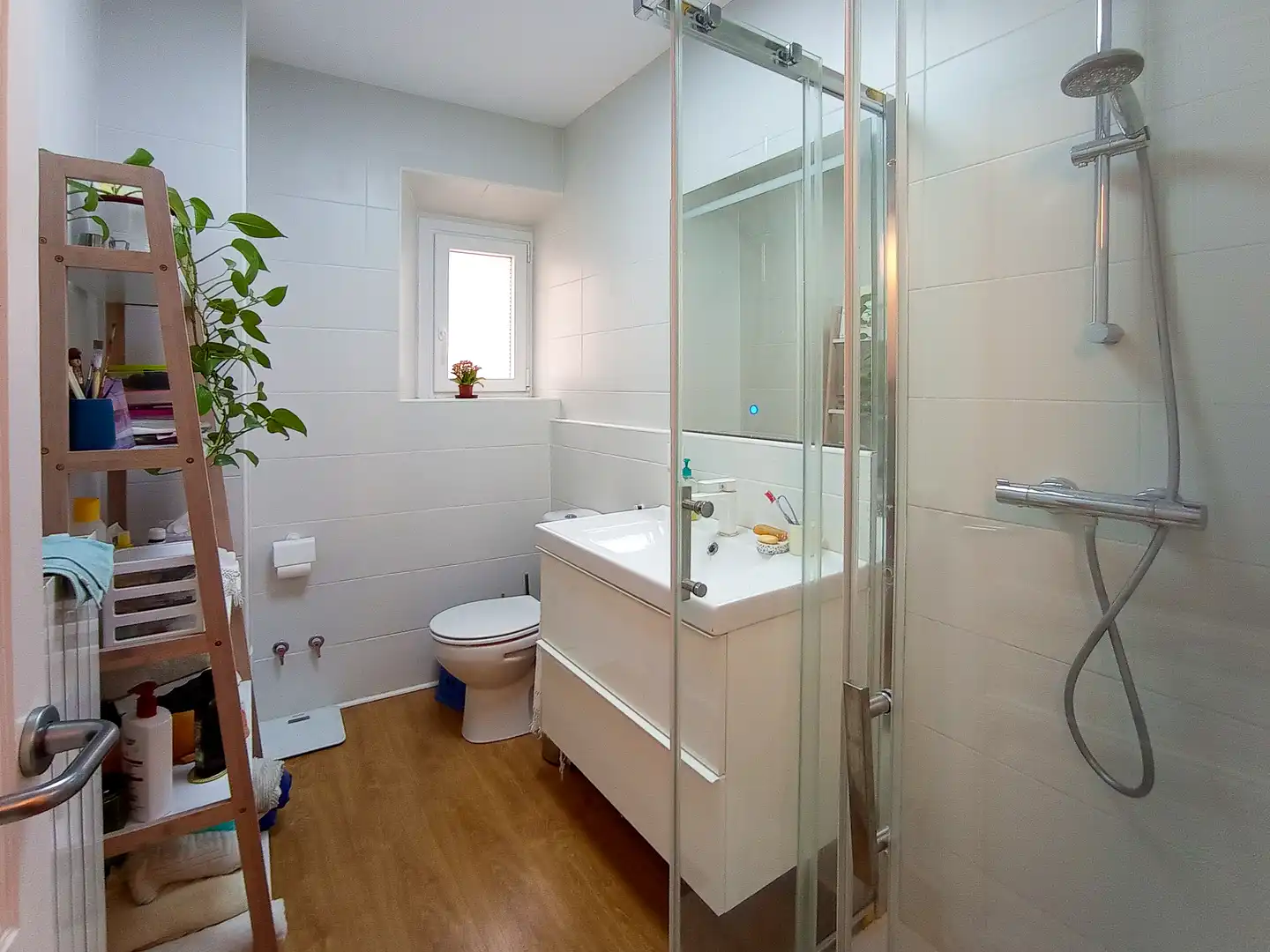Badezimmer von Einfamilien-Reihenhaus zum Verkauf in Palamós mit Parkett, Terrasse und Balkon