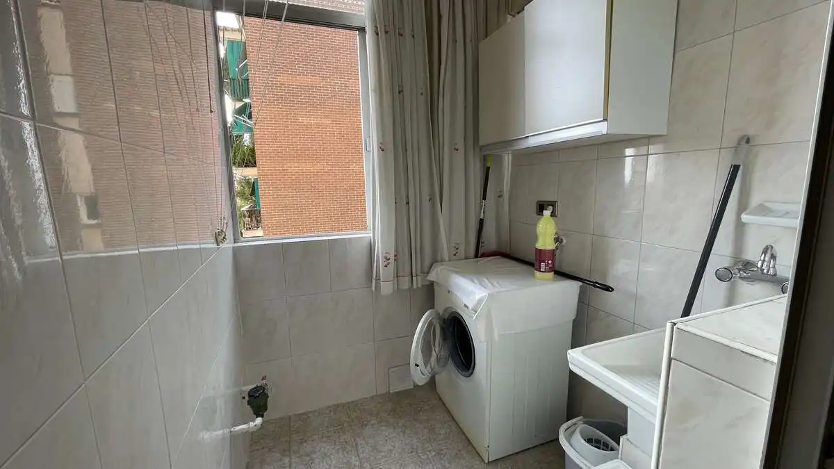 Bathroom of Flat for rent in Granada  with Air Conditioner, Heating and Terrace