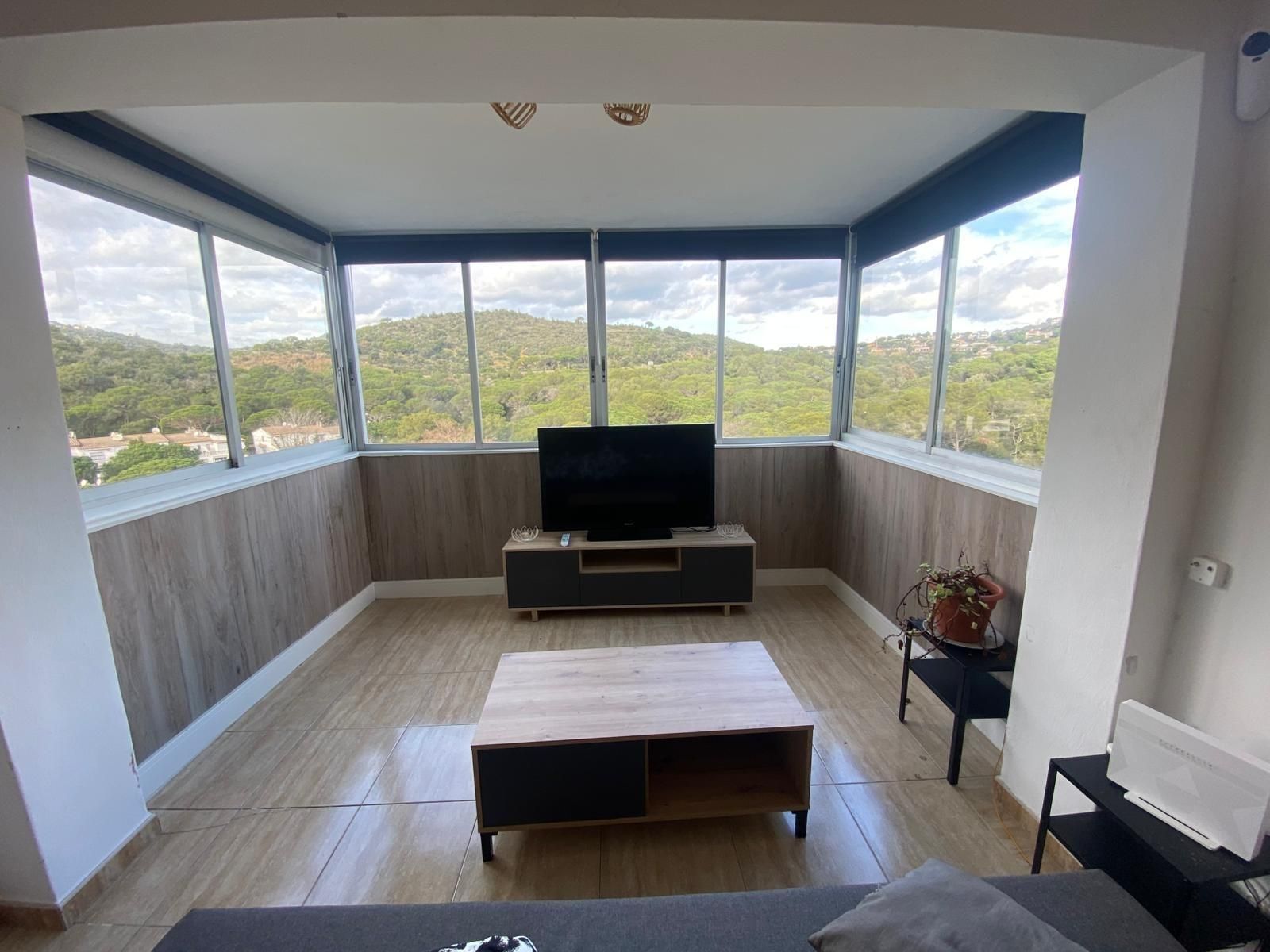 Sala d'estar de Apartament en venda en Castell-Platja d'Aro amb Jardí privat, Terrassa i Balcó
