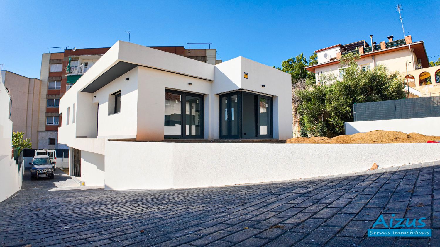 Vista exterior de Casa o xalet en venda en Cerdanyola del Vallès amb Aire condicionat, Jardí privat i Parquet