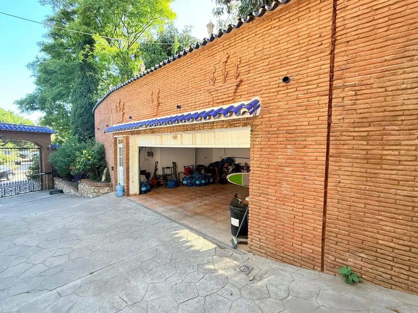 Vista exterior de Casa o xalet en venda en Benalmádena amb Aire condicionat, Jardí privat i Terrassa