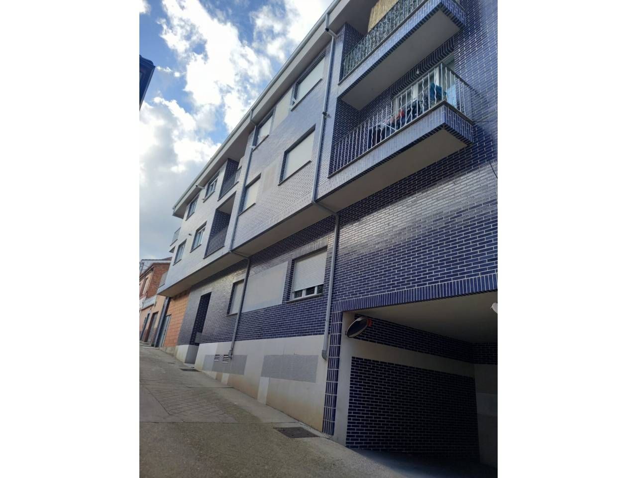 Vista exterior de Apartament en venda en León Capital  amb Calefacció, Terrassa i Traster