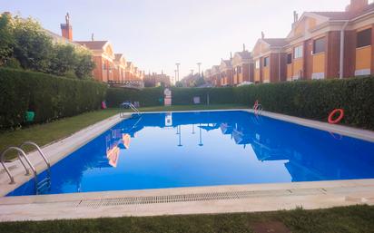 Piscina de Casa o xalet en venda en Valladolid Capital amb Aire condicionat, Calefacció i Jardí privat