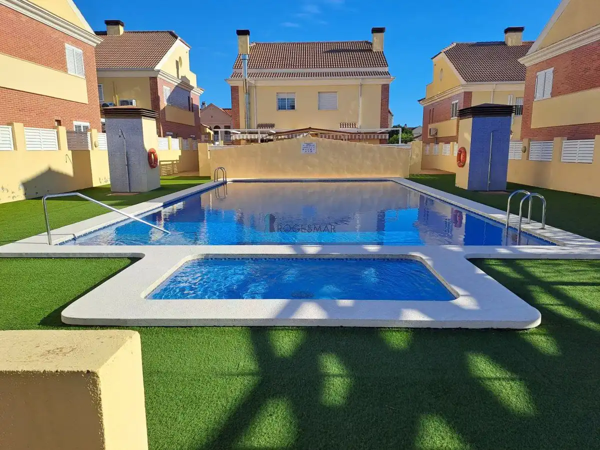Schwimmbecken von Einfamilien-Reihenhaus zum Verkauf in Benicasim / Benicàssim mit Privatgarten, Terrasse und Balkon