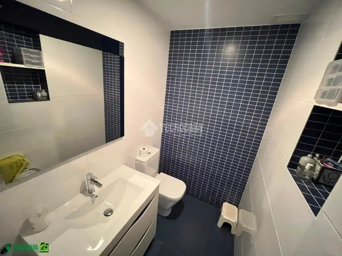 Baño de Casa adosada en venta en Miguelturra con Aire acondicionado, Calefacción y Piscina comunitaria