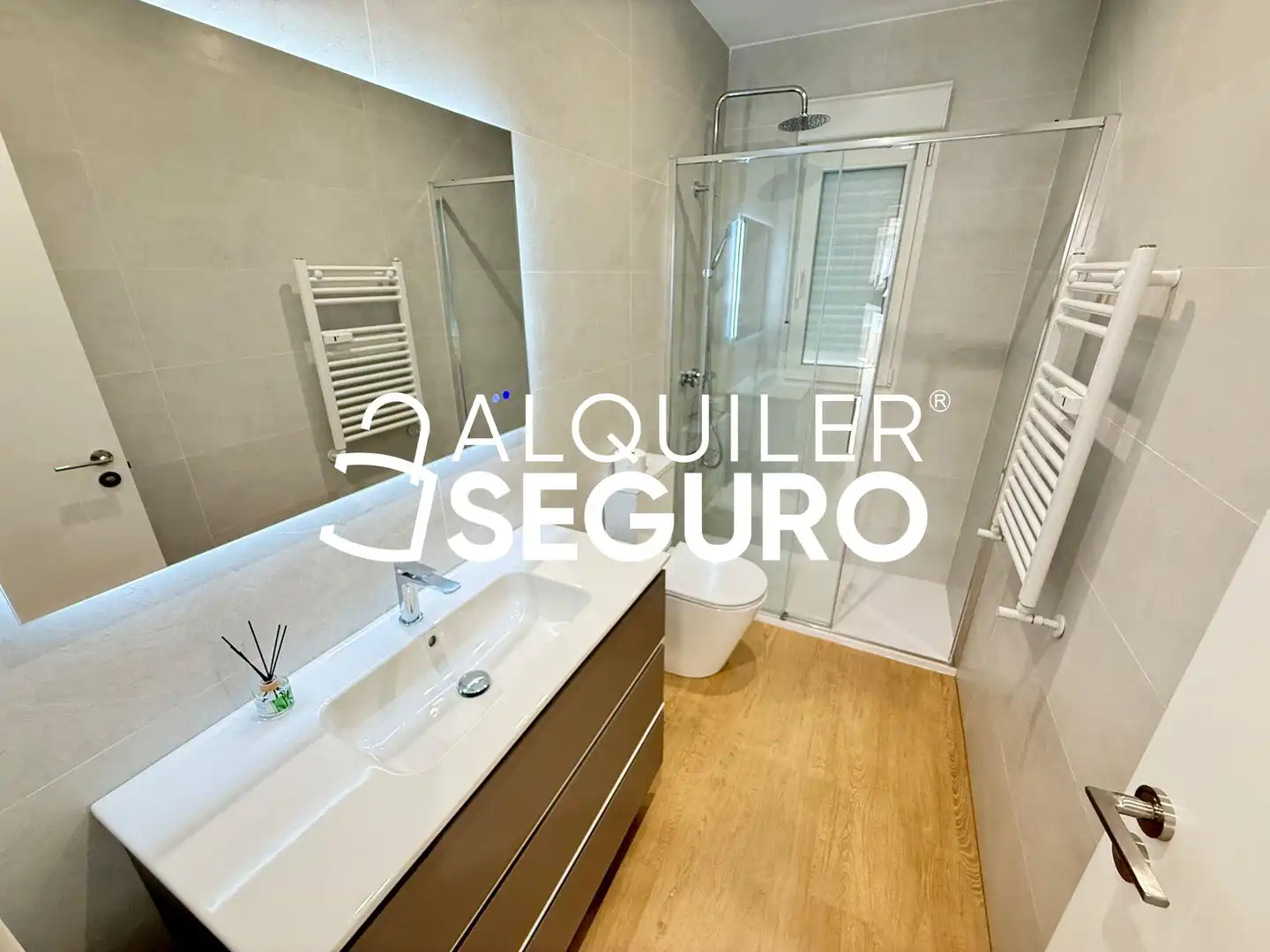Bathroom of Flat for rent in Madrid  with Air Conditioner and Heating