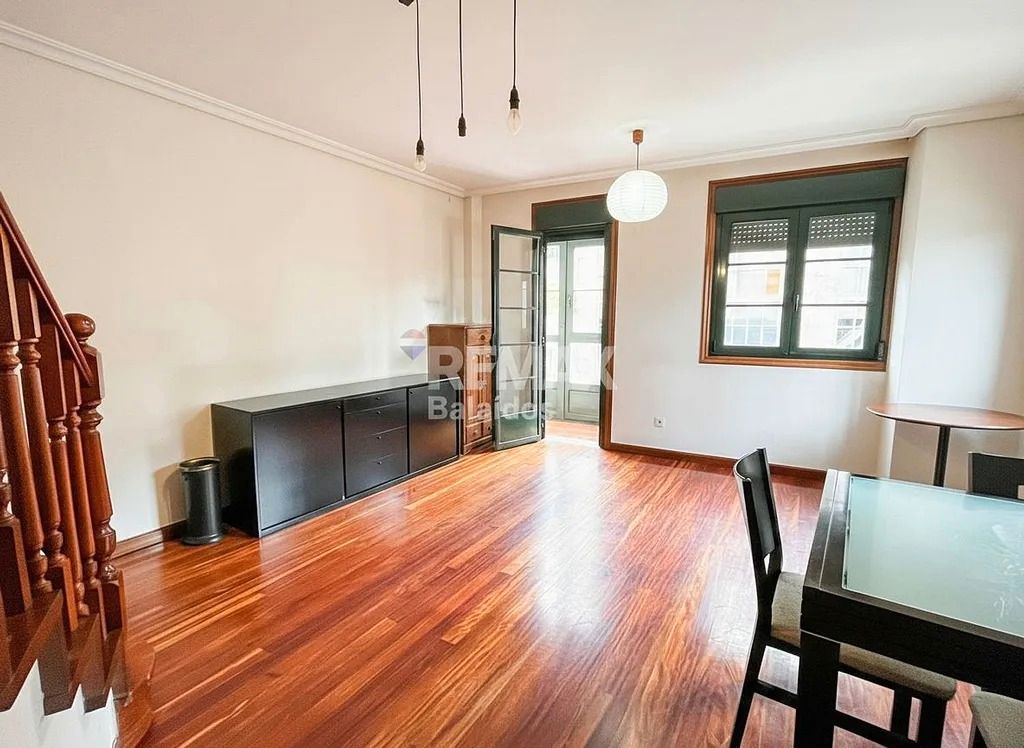 Vista exterior de Dúplex en venda en Vigo  amb Calefacció, Parquet i Traster