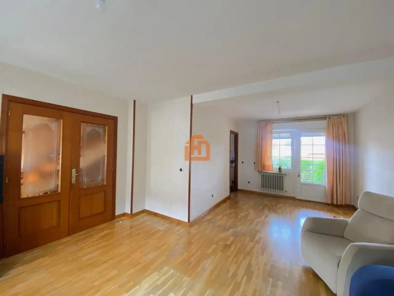 Sala d'estar de Casa adosada en venda en Sariegos amb Calefacció, Jardí privat i Parquet
