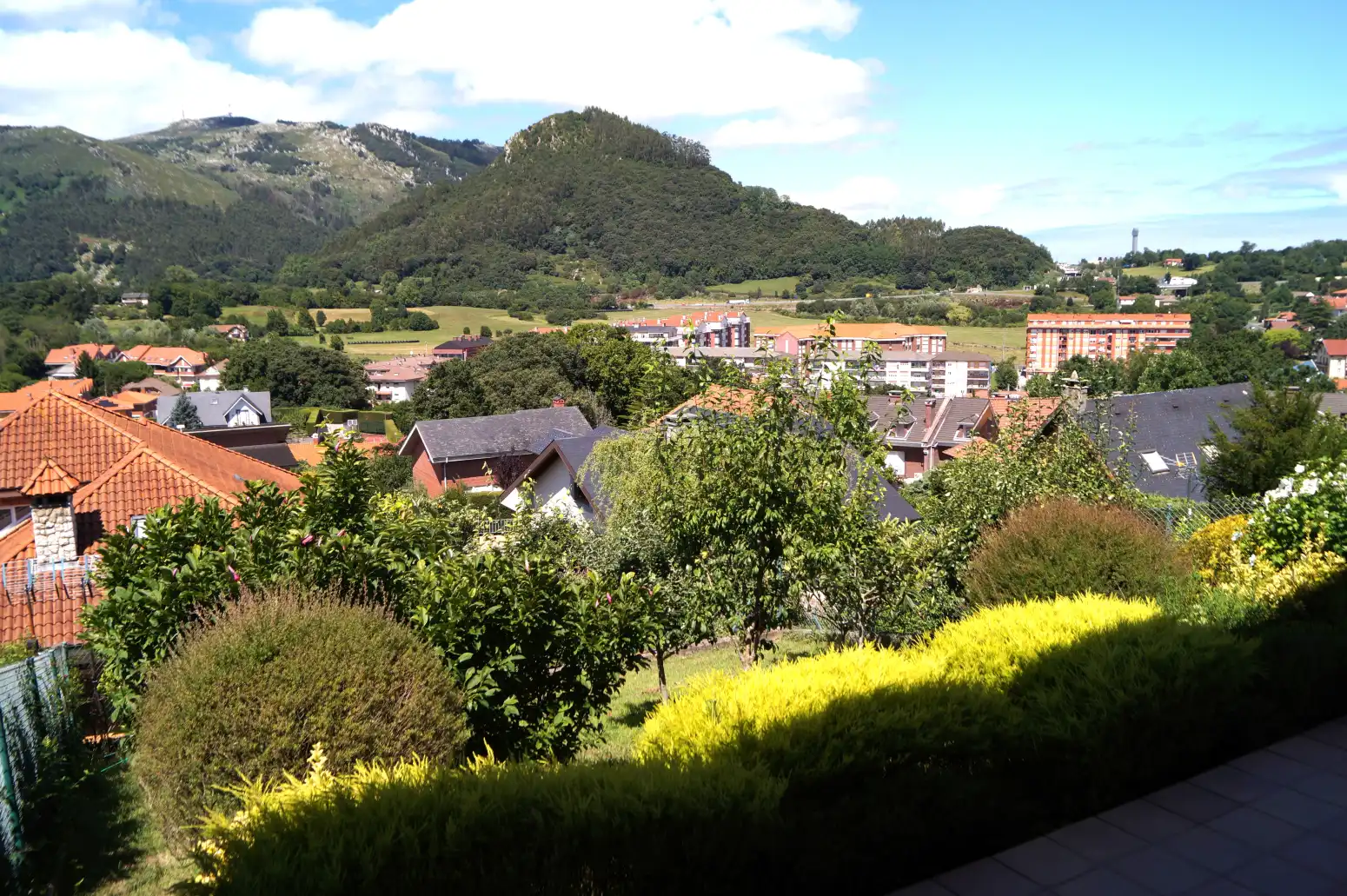 Vista exterior de Casa o xalet en venda en Medio Cudeyo amb Calefacció, Jardí privat i Terrassa