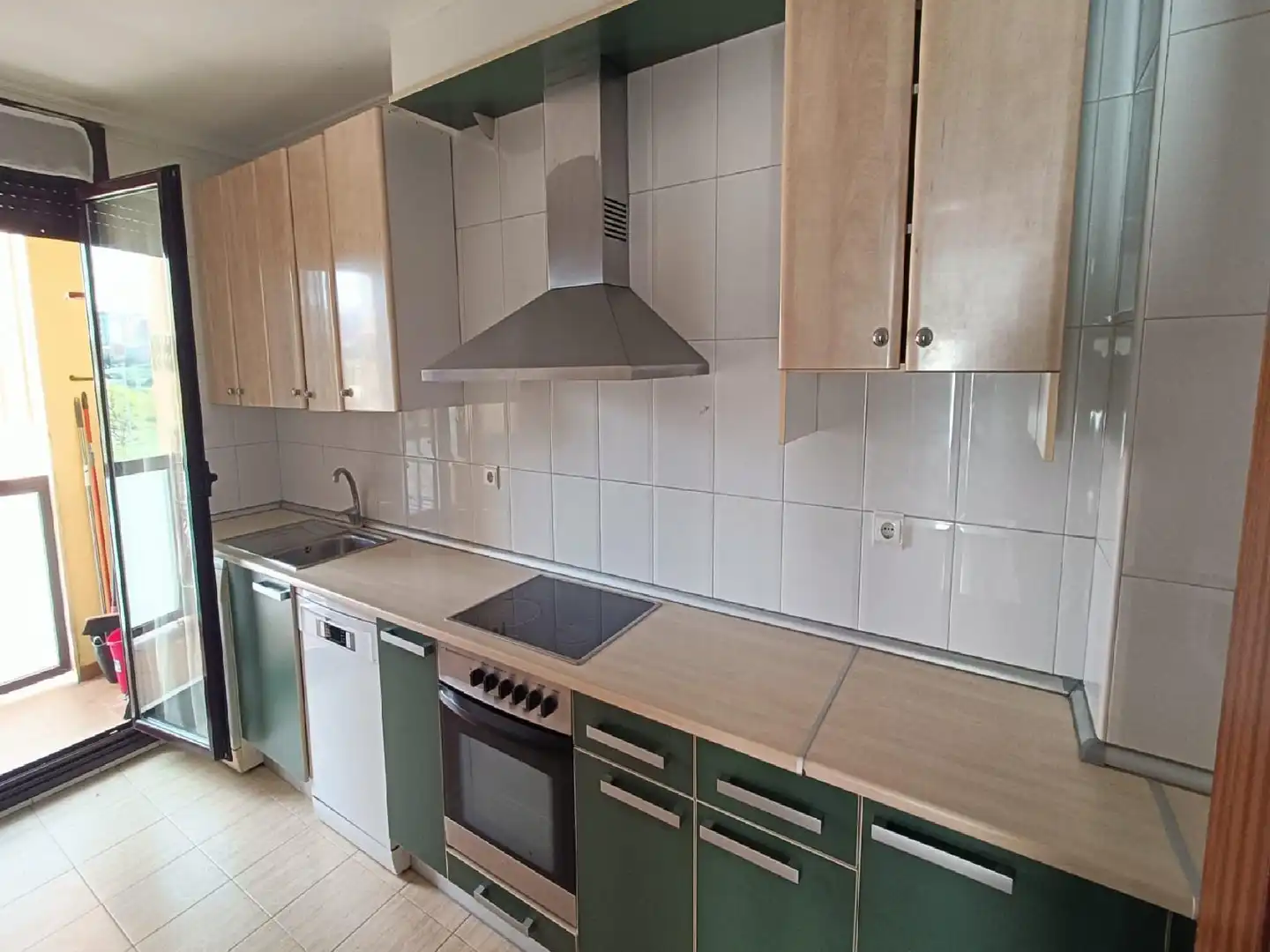 Cocina de Piso en venta en Santander con Trastero y Piscina comunitaria