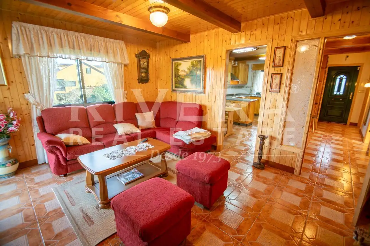 Sala d'estar de Casa o xalet en venda en Redondela amb Calefacció, Jardí privat i Terrassa