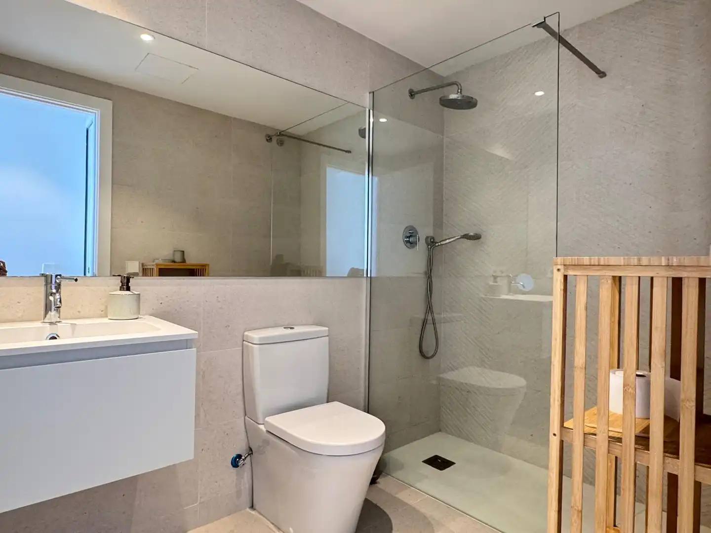 Badezimmer von Wohnung zum Verkauf in L'Escala mit Klimaanlage, Heizung und Terrasse