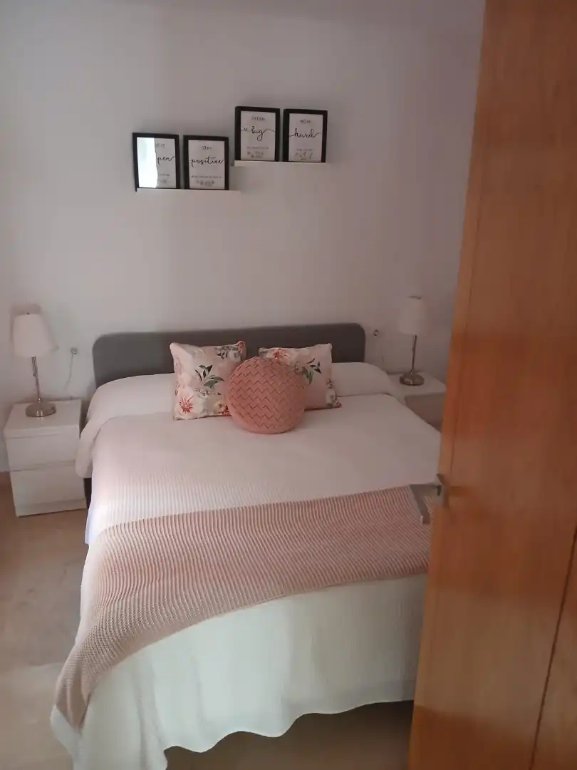 Dormitori de Casa adosada de lloguer en La Línea de la Concepción amb Terrassa, Moblat i TV
