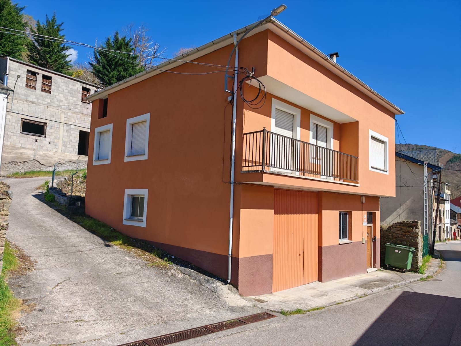 Vista exterior de Casa o chalet en venta en Trabadelo con Calefacción, Jardín privado y Amueblado