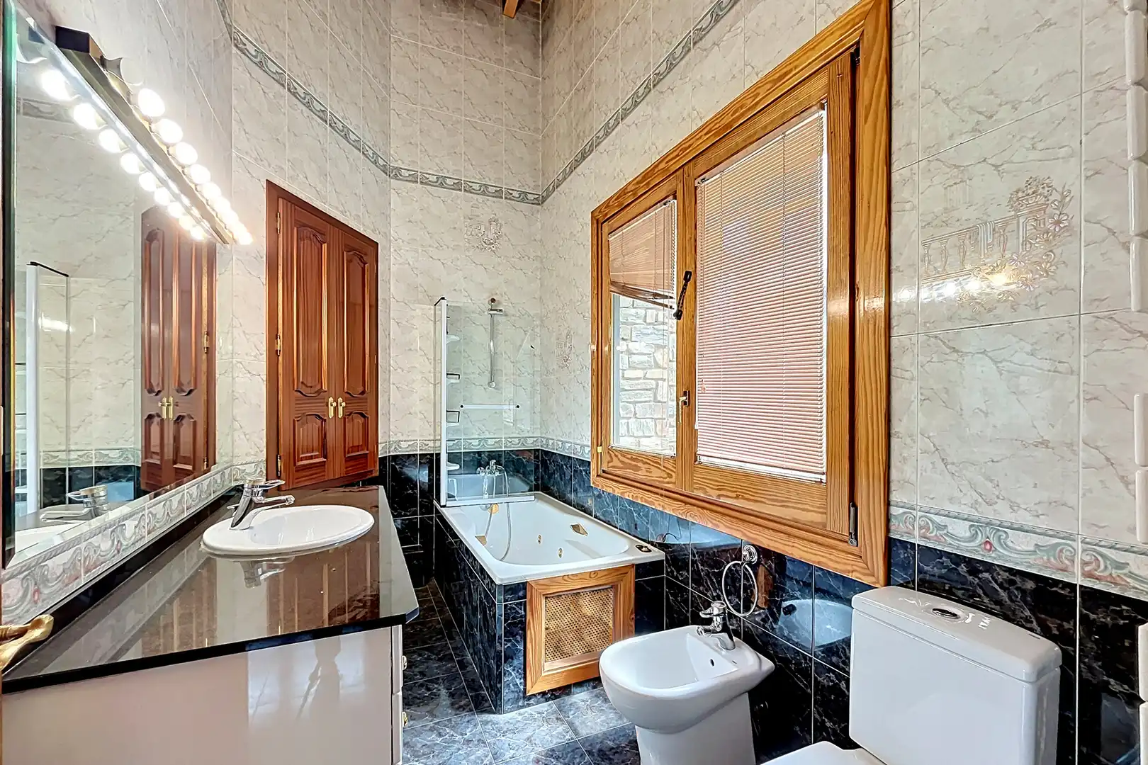 Badezimmer von Haus oder Chalet zur Miete in Escaldes – Engordany mit Heizung, Privatgarten und Parkett