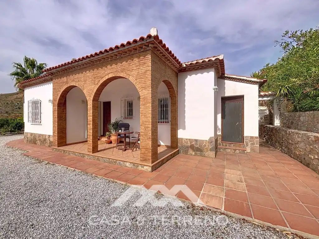 Vista exterior de Casa o xalet en venda en Canillas de Albaida amb Aire condicionat, Calefacció i Jardí privat