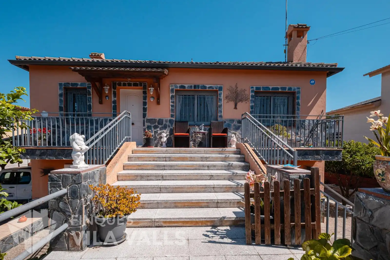 Vista exterior de Casa o xalet en venda en Caldes de Montbui amb Piscina comunitària