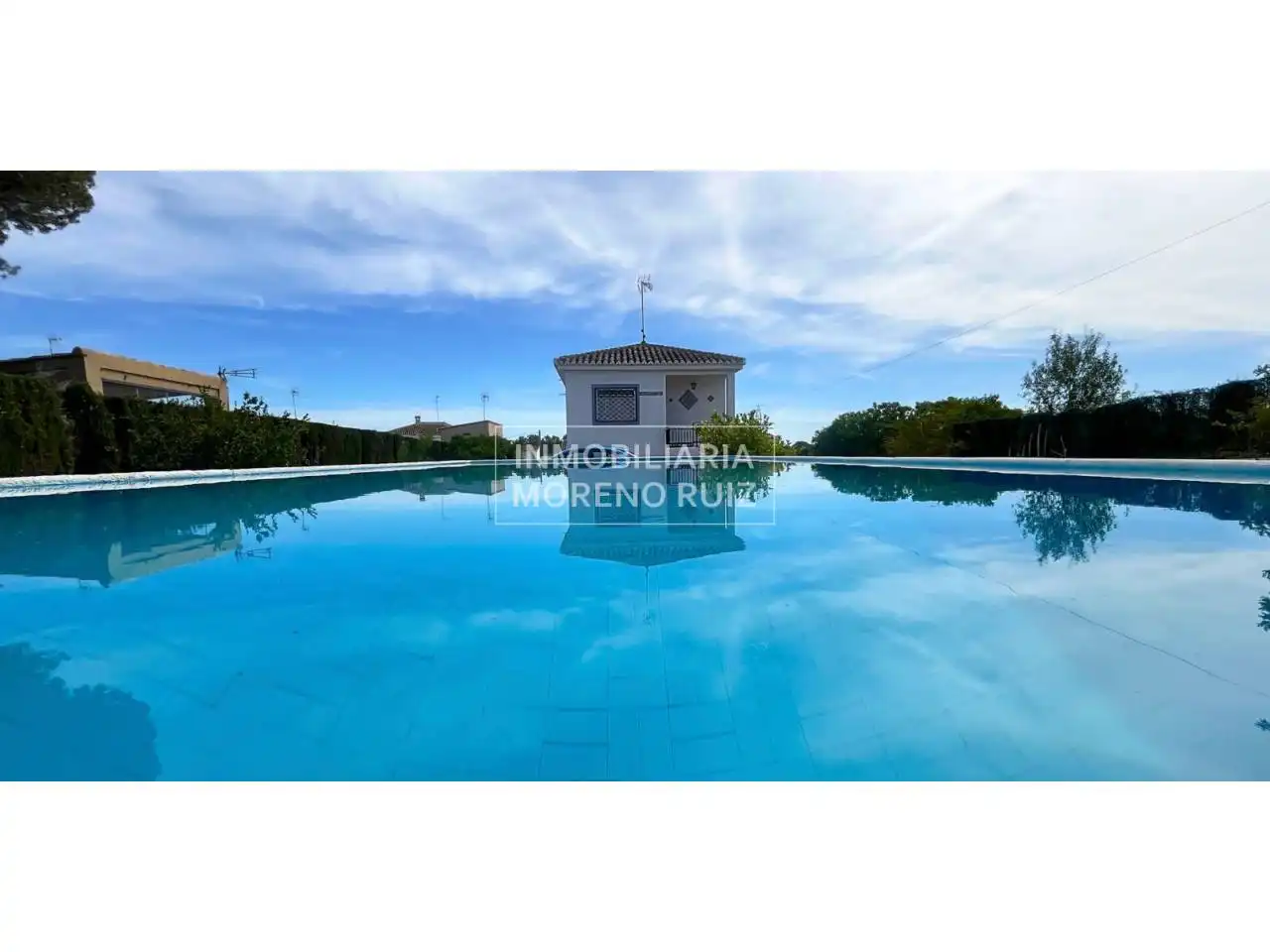 Außenansicht von Haus oder Chalet zum Verkauf in Bétera mit Privatgarten und Schwimmbad