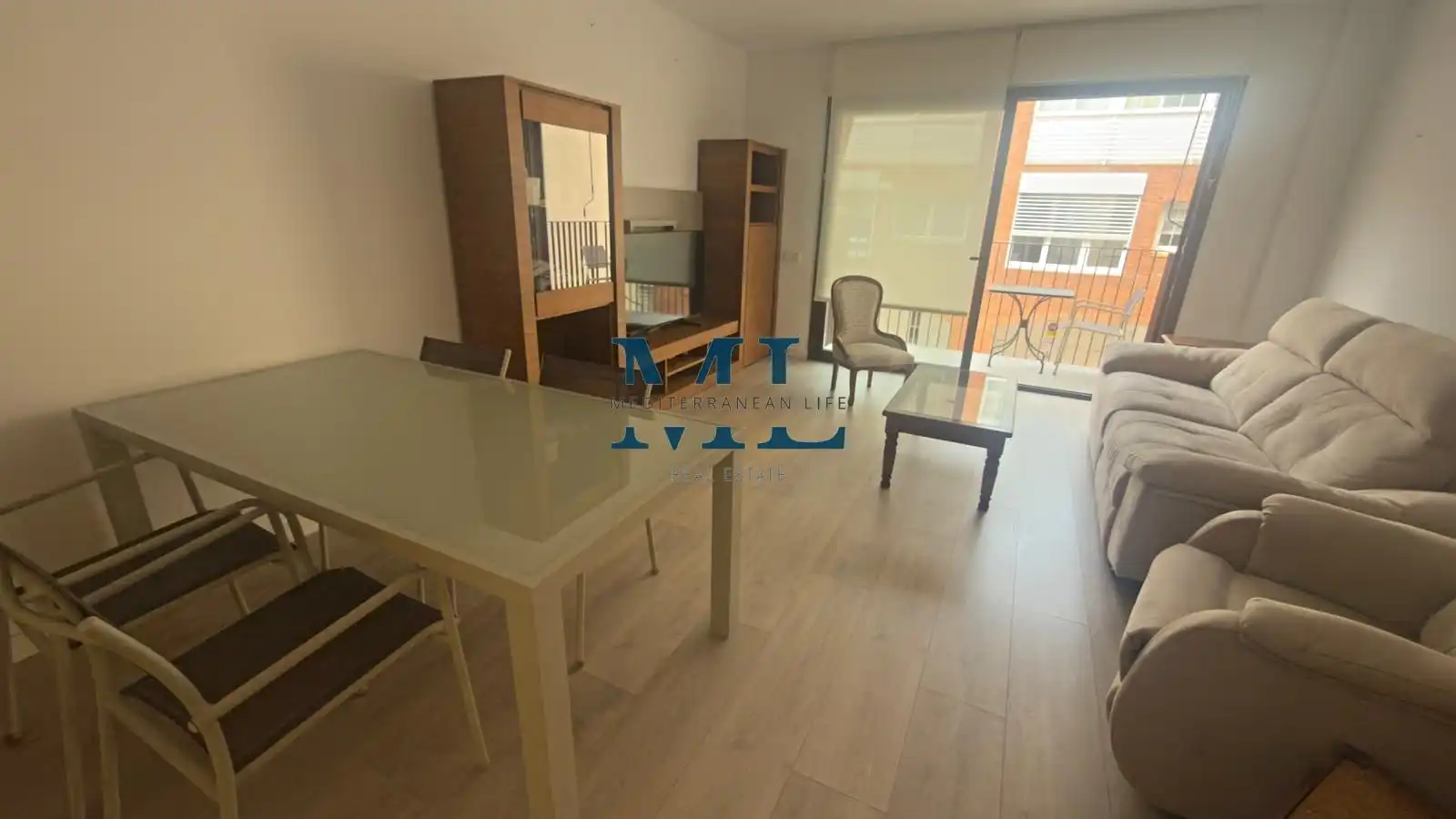 Sala de estar de Piso en venta en Vilanova i la Geltrú con Calefacción y Piscina