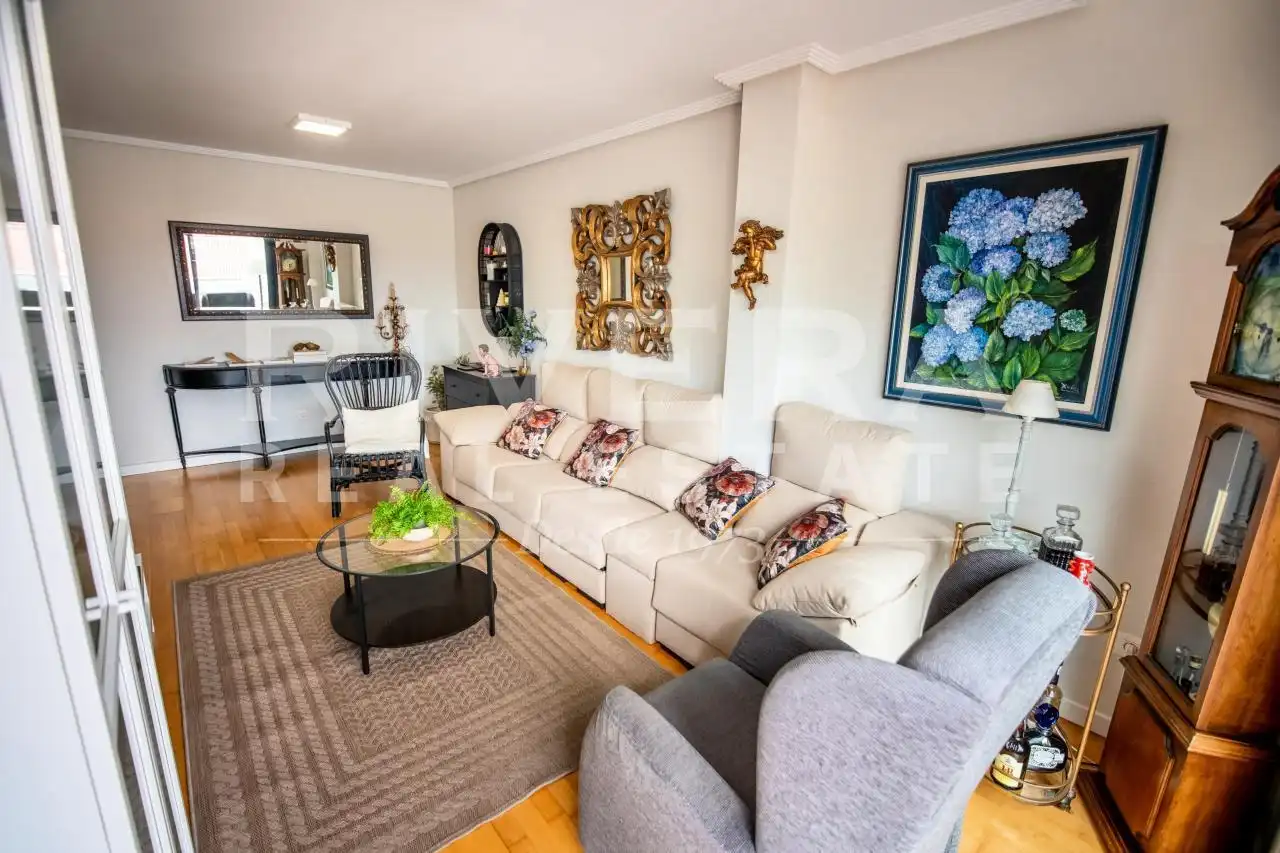 Sala de estar de Ático en venta en Sanxenxo con Calefacción, Parquet y Terraza