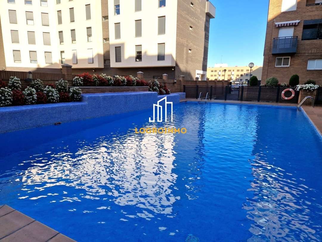 Piscina de Pis en venda en  Logroño amb Aire condicionat, Calefacció i Terrassa