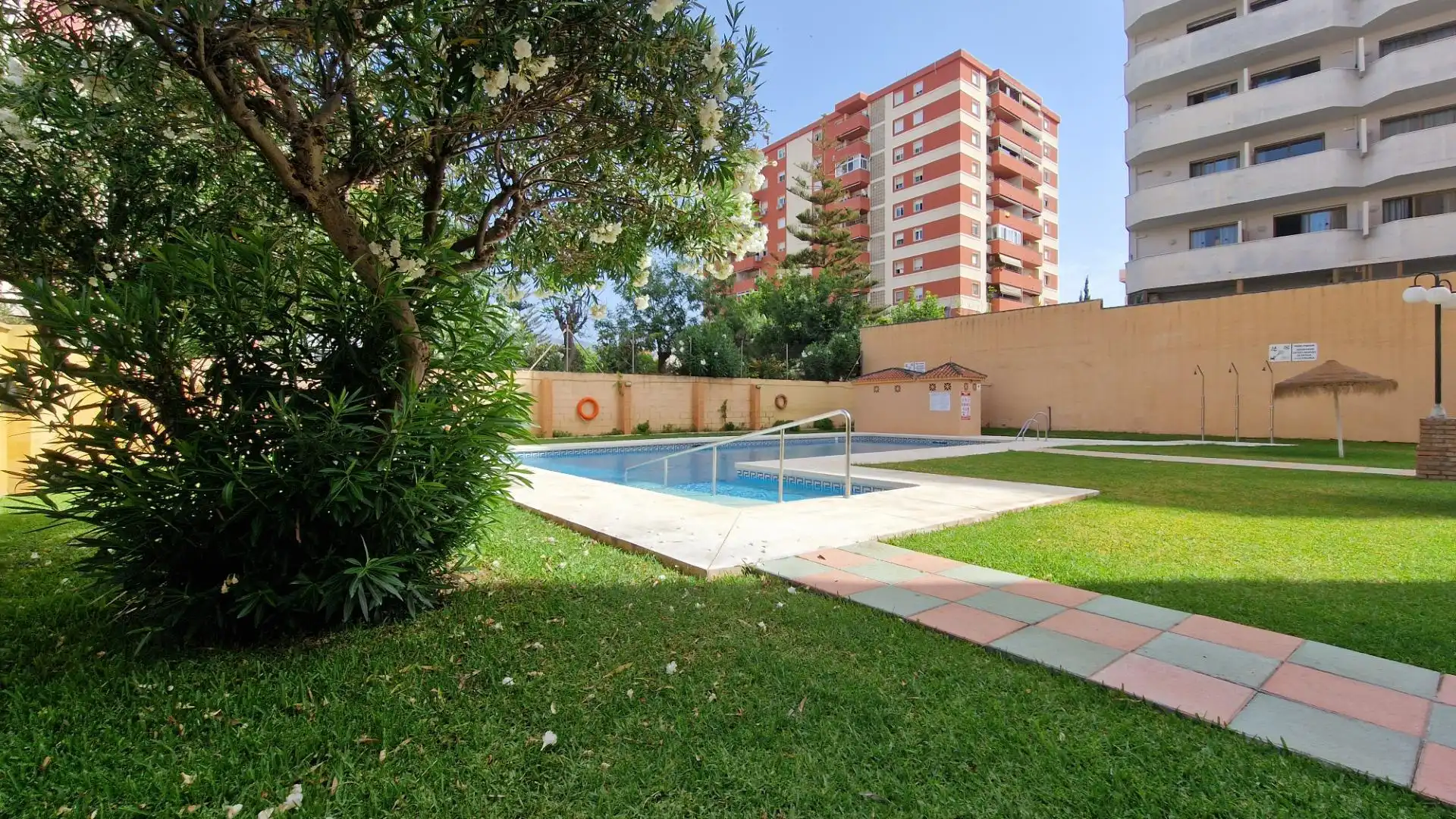 Piscina de Estudi en venda en Fuengirola amb Aire condicionat, Calefacció i Jardí privat