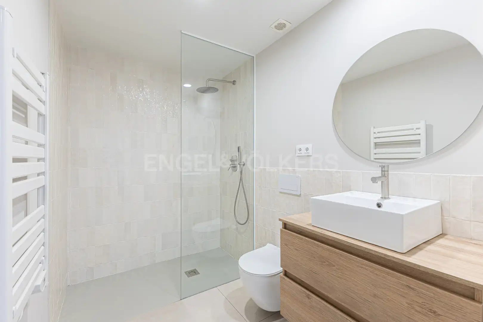 Badezimmer von Wohnung zum Verkauf in Barcelona mit Klimaanlage, Heizung und Parkett
