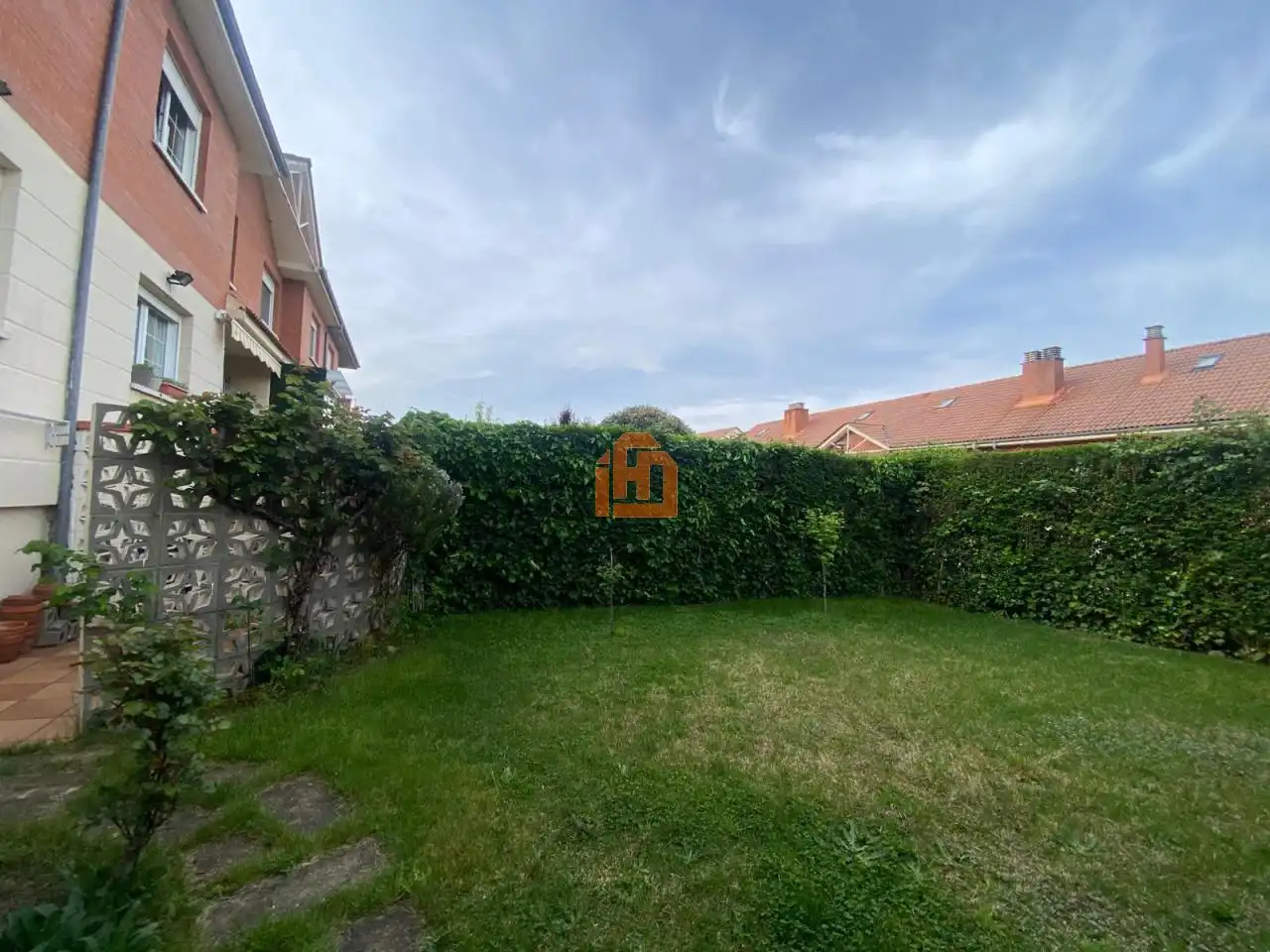 Casa adosada en venda en Sariegos amb Calefacció, Jardí privat i Parquet
