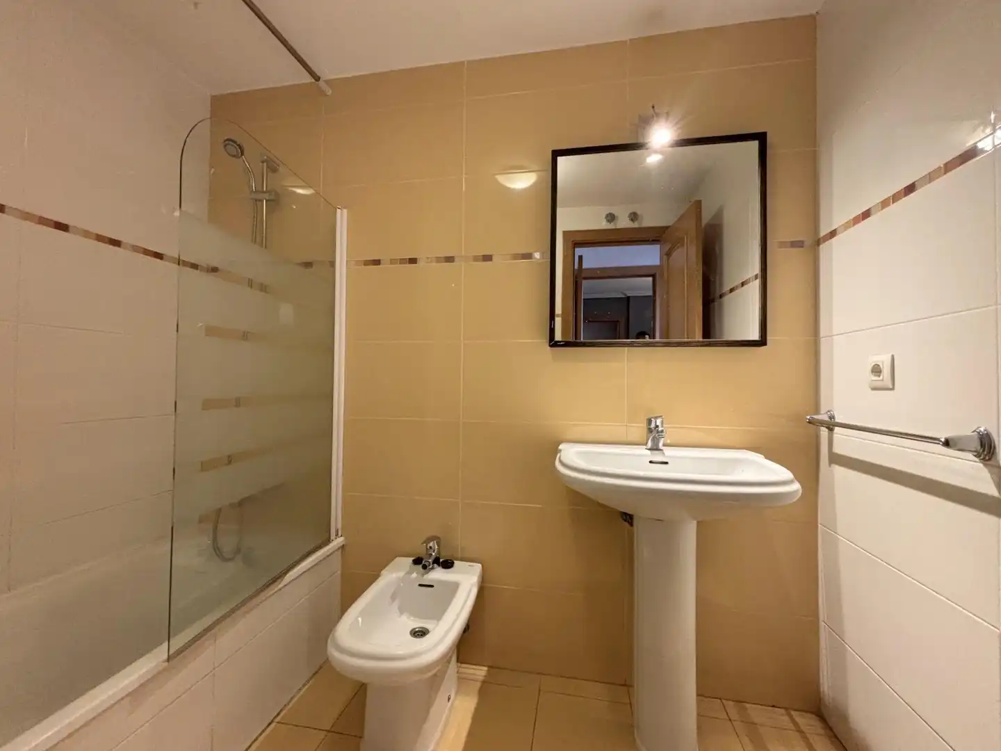 Badezimmer von Wohnung zum Verkauf in Ávila mit Heizung, Terrasse und Abstellraum