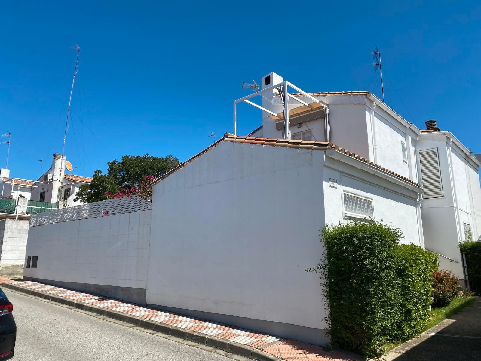 Vista exterior de Casa adosada en venda en Tomares amb Aire condicionat, Calefacció i Terrassa
