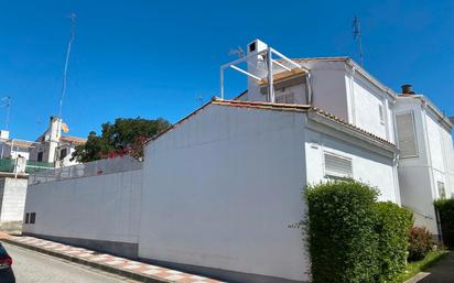 Vista exterior de Casa adosada en venda en Tomares amb Aire condicionat, Calefacció i Terrassa